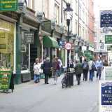 Cecil Court, la strada per gli amanti dei libri e degli oggetti antichi che ha ispirato la Diagon Alley di Harry Potter